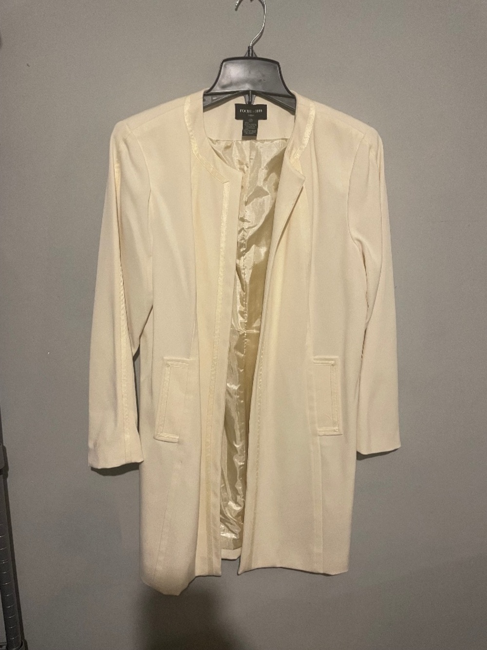 Focus 2000  12 petite women’s off-white jacket
